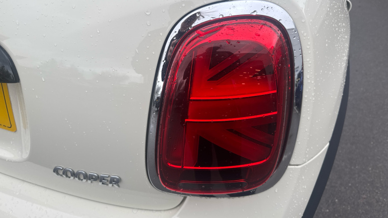 MINI Hatchback 1.5 Cooper Classic 3dr Auto Petrol Hatchback